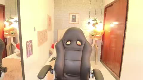 Snapshot of tylla_ chatting on 02/28/25, 03:15 online show from 02/28/25, 03:15