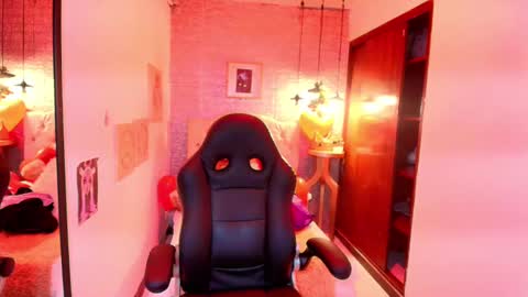 Snapshot of tylla_ chatting on 03/10/25, 03:01 online show from 03/10/25, 03:01