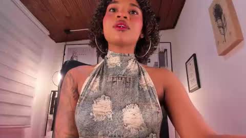 Snapshot of tylla_ chatting on 09/10/25, 03:39 online show from 09/10/25, 03:39