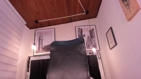 Snapshot of tylla_ chatting on 10/01/25, 03:01 online show from 10/01/25, 03:01