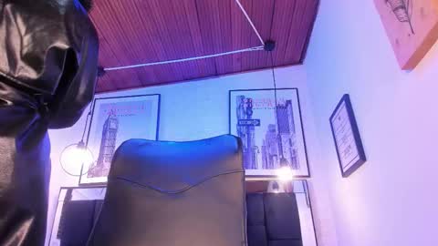 Snapshot of tylla_ chatting on 10/02/25, 04:08 online show from 10/02/25, 04:08
