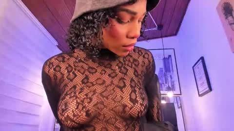 Snapshot of tylla_ chatting on 10/06/25, 03:59 online show from 10/06/25, 03:59