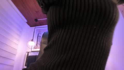 Snapshot of tylla_ chatting on 10/07/25, 03:58 online show from 10/07/25, 03:58