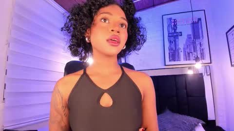 Snapshot of tylla_ chatting on 10/15/25, 04:12 online show from 10/15/25, 04:12