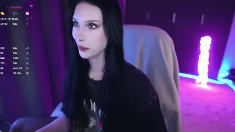 Izzy    online show from 12/13/25, 07:53