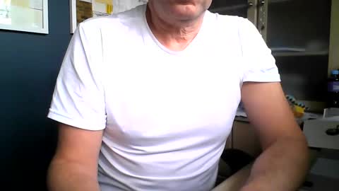 Snapshot of ukshowall chatting on 10/04/25, 10:57 mark online show from 10/04/25, 10:57