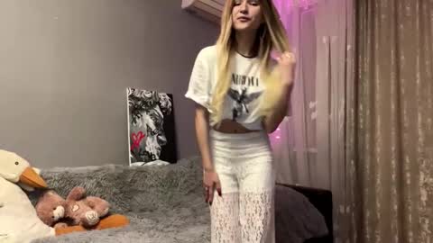 Snapshot of ulalittlepage chatting on 11/29/25, 06:44 Vikki online show from 11/29/25, 06:44