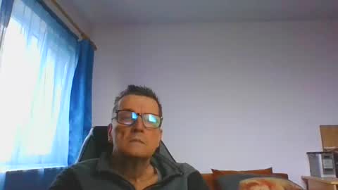 Snapshot of ulmeni7 chatting on 12/21/25, 08:43 ulmeni7 online show from 12/21/25, 08:43