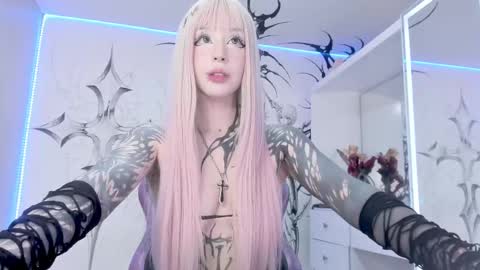 Snapshot of unachimbaherida chatting on 02/20/25, 03:45 Elle Danielle  online show from 02/20/25, 03:45