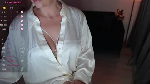 Snapshot of unfulfilledwife chatting on 02/18/25, 01:32 Eva online show from 02/18/25, 01:32