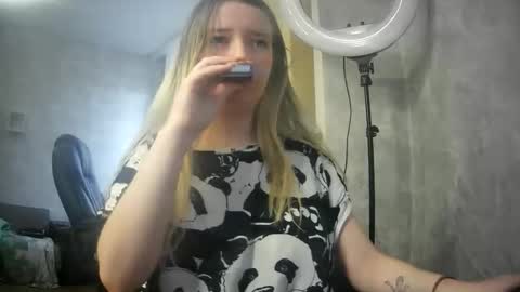 Snapshot of universeemily chatting on 10/31/25, 06:03 UniverseEmily online show from 10/31/25, 06:03