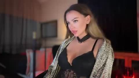 Snapshot of untamed_reina chatting on 07/16/26, 10:05 Untamed Reina Elegant Goddess online show from 07/16/26, 10:05