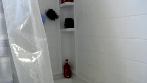 Snapshot of upforanything27 chatting on 12/17/24, 04:12 upforanything27 online show from 12/17/24, 04:12