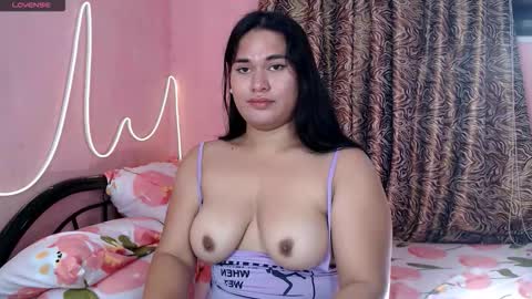 Snapshot of ur_baby_rebbecca chatting on 03/24/26, 12:48 SINGLE online show from 03/24/26, 12:48
