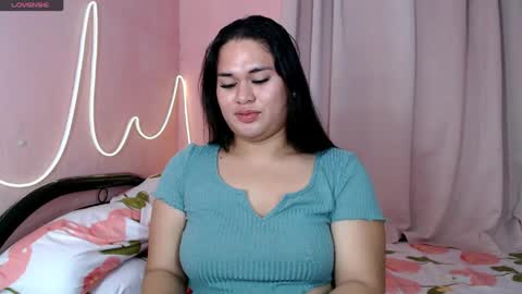 Snapshot of ur_baby_rebbecca chatting on 03/27/26, 02:17 SINGLE online show from 03/27/26, 02:17