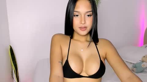 Snapshot of ur_mija_veronica chatting on 03/05/26, 04:47 Veronica Lodge online show from 03/05/26, 04:47