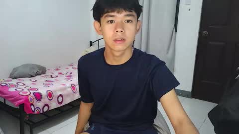 Snapshot of ur_younngtwinkxxx chatting on 01/19/26, 04:33 Ken online show from 01/19/26, 04:33