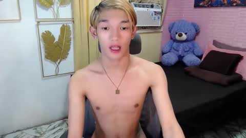 urasian_john20 online show from 05/17/26, 04:32