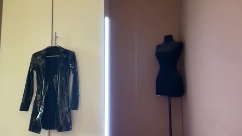 Snapshot of urdevilbaby chatting on 12/19/25, 08:21 Margo online show from 12/19/25, 08:21