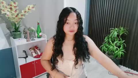 Snapshot of urfavouritecravings chatting on 12/19/25, 02:18 Scarlet online show from 12/19/25, 02:18