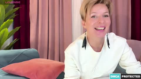 Snapshot of urgoddessjenny chatting on 12/14/24, 07:25 Jenny online show from 12/14/24, 07:25