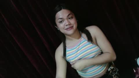 Snapshot of urhottie_bella chatting on 05/13/26, 11:00 urhottie_bella online show from 05/13/26, 11:00