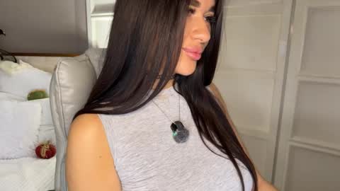 Snapshot of urlillshy chatting on 10/27/25, 01:09 Kristina online show from 10/27/25, 01:09