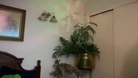 Snapshot of ursw33taddiction chatting on 01/28/25, 01:05 Sasha online show from 01/28/25, 01:05