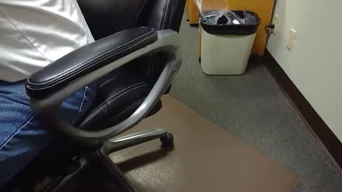 Snapshot of useemie chatting on 10/20/25, 11:16 useemie online show from 10/20/25, 11:16