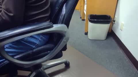 Snapshot of useemie chatting on 11/20/25, 12:00 useemie online show from 11/20/25, 12:00