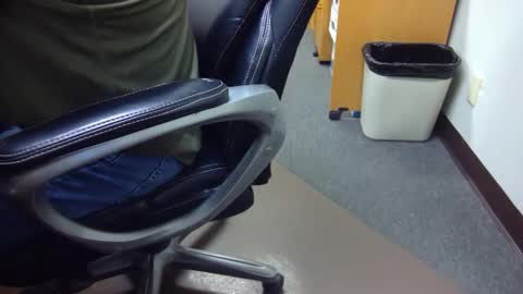 Snapshot of useemie chatting on 11/21/25, 09:24 useemie online show from 11/21/25, 09:24