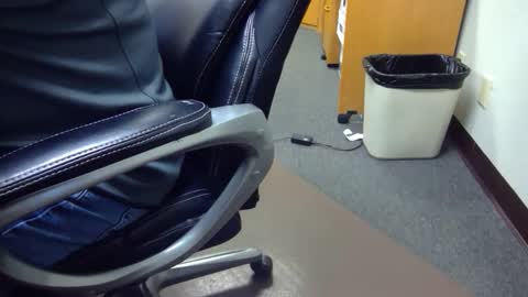 Snapshot of useemie chatting on 11/25/25, 08:20 useemie online show from 11/25/25, 08:20