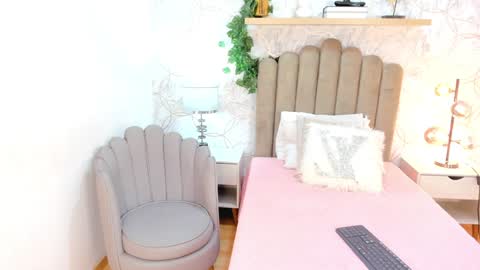 Snapshot of vaiolet__ chatting on 02/06/25, 07:51 Vaiolet online show from 02/06/25, 07:51