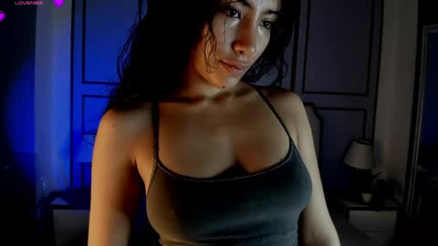 Snapshot of vaiolethsan chatting on 05/25/26, 12:33 Vaioleth online show from 05/25/26, 12:33