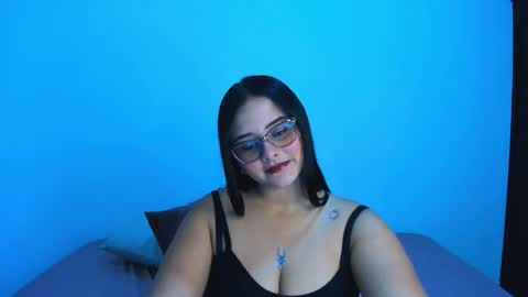 Snapshot of val_ferrer chatting on 09/11/25, 02:22 Valeria online show from 09/11/25, 02:22