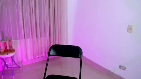 Snapshot of vale_kross chatting on 02/13/26, 04:36 HI IM NEW online show from 02/13/26, 04:36