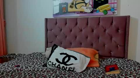 Snapshot of valen_brown chatting on 02/24/26, 04:43 Valentina online show from 02/24/26, 04:43