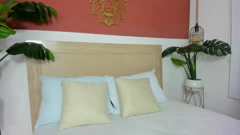 Snapshot of valen_martinez_ chatting on 05/14/26, 12:23 V A L E N online show from 05/14/26, 12:23