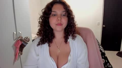 Snapshot of valen_smile_ chatting on 12/06/24, 02:13 valen_smile_ online show from 12/06/24, 02:13
