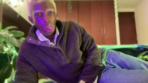 Snapshot of valent1nn chatting on 01/17/25, 12:10 Valentin independent Cam Boy online show from 01/17/25, 12:10