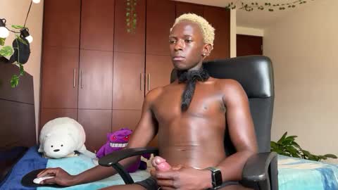 Snapshot of valent1nn chatting on 02/11/25, 05:07 Valentin independent Cam Boy online show from 02/11/25, 05:07