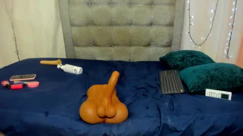 Valentina online show from 02/11/25, 10:04