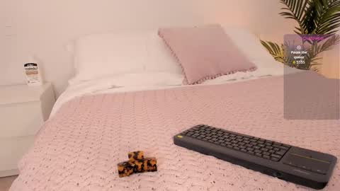 VALENTINA  online show from 12/17/25, 11:00