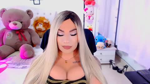Snapshot of valentinaxqueen chatting on 01/14/25, 10:23 online show from 01/14/25, 10:23