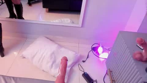 Mia  online show from 10/31/25, 10:22