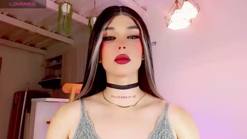 Snapshot of valentinne_marian chatting on 02/21/25, 07:01 Marian online show from 02/21/25, 07:01