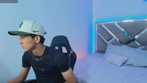 Snapshot of valentino_rey chatting on 04/15/26, 12:01 valentino_rey online show from 04/15/26, 12:01