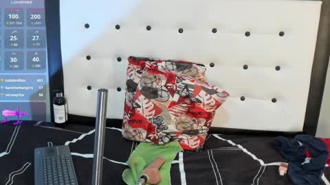 Snapshot of valeri_hurtado chatting on 01/18/25, 08:52 Valeria online show from 01/18/25, 08:52