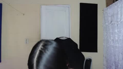 Snapshot of valeria_mendozza chatting on 02/15/25, 10:52   online show from 02/15/25, 10:52