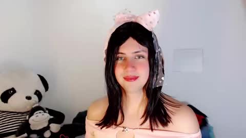 valeriagill_ online show from 10/13/25, 10:10